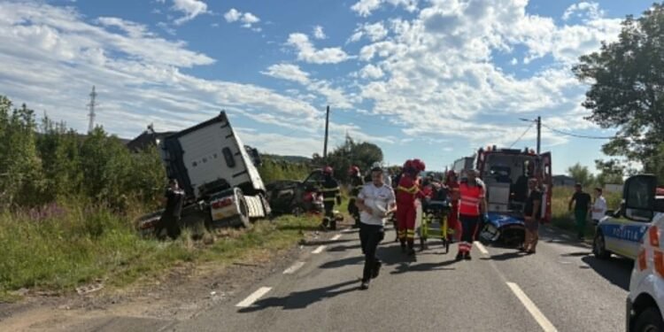 Impact violent între un TIR și un autoturism în Gorj! O persoană a rămas încarcerată