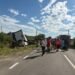 Impact violent între un TIR și un autoturism în Gorj! O persoană a rămas încarcerată