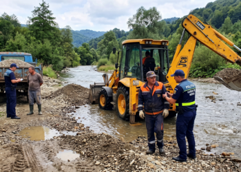 RAID pe malul Gilortului! Tată și fiu, prinși în flagrant în timp ce „cărau” pietriș cu buldoexcavatorul