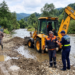 RAID pe malul Gilortului! Tată și fiu, prinși în flagrant în timp ce „cărau” pietriș cu buldoexcavatorul