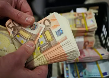 Nepotul a golit seiful bunicii de 15.000 de euro. Mergea la liceu cu teancuri de bancnote și făcea cinste colegilor