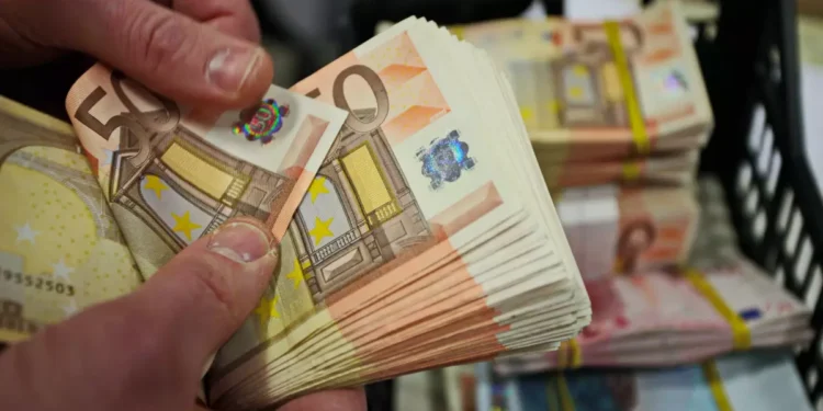 Nepotul a golit seiful bunicii de 15.000 de euro. Mergea la liceu cu teancuri de bancnote și făcea cinste colegilor