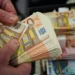 Nepotul a golit seiful bunicii de 15.000 de euro. Mergea la liceu cu teancuri de bancnote și făcea cinste colegilor