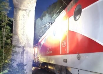 Tren plecat din Craiova, blocat azi-noapte pe calea ferată