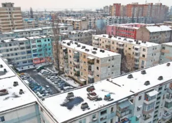 Și-a făcut „spectacolul” gol pușcă la balcon, trei dimineți la rând!