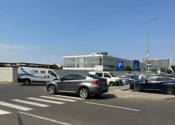 BMW de Gorj, parcat pe trecerea de pietoni, la Leroy Merlin Craiova! „Cred că următorul pas este direct în magazin”