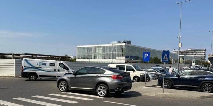 BMW de Gorj, parcat pe trecerea de pietoni, la Leroy Merlin Craiova! „Cred că următorul pas este direct în magazin”