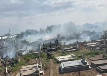 Incendiu în cimitir, de la o lumânare aprinsă