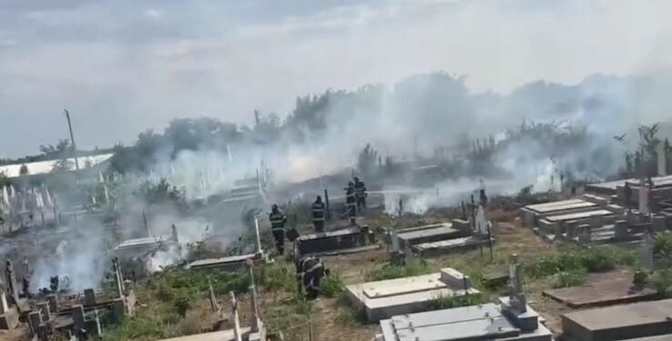 Incendiu în cimitir, de la o lumânare aprinsă