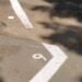 A plătit pentru un loc de parcare și s-a ales cu o groapă inclusă. Marcajul, trasat chiar peste crater