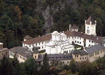 Cunoscut ministru, cazat la Mânăstirea Tismana