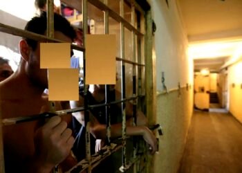 Polițistă din Craiova, în relație cu un deținut minor