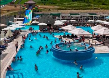 Ultimele zile de vară, la preț redus! O cunoscută piscină din Gorj scade tarifele înainte de închiderea sezonului