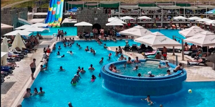 Ultimele zile de vară, la preț redus! O cunoscută piscină din Gorj scade tarifele înainte de închiderea sezonului