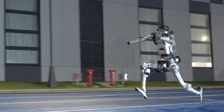 Roboții îi dau clasă lui Usain Bolt! Un umano­id chinez a „spulberat” recordul jamaicanului la 100 de metri