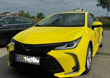 Clientul care a transformat cursa de taxi într-un coșmar: a furat mașina, a bătut șoferul și a plecat la volan cu numere false