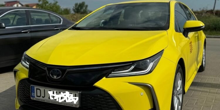 Clientul care a transformat cursa de taxi într-un coșmar: a furat mașina, a bătut șoferul și a plecat la volan cu numere false