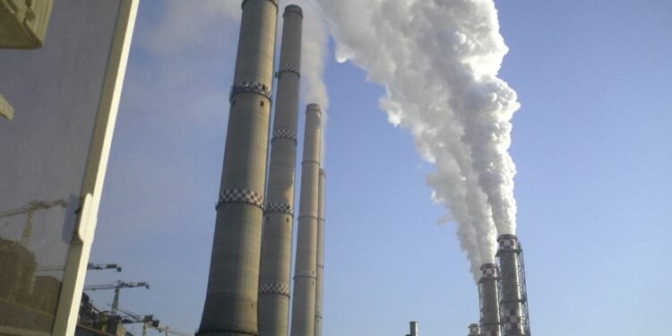 Cea mai grea decizie din august: România închide încă 710 MW pe cărbune sau riscă banii din PNRR. După ce a închis centralele, Guvernul le cere românilor să stingă lumina