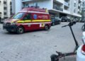 Două fetițe pe aceeași trotinetă, direct în mașină