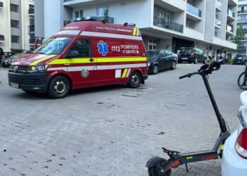 Două fetițe pe aceeași trotinetă, direct în mașină