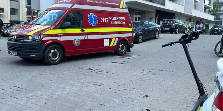 Două fetițe pe aceeași trotinetă, direct în mașină