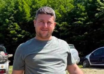 Viceprimarul unei comune din Gorj, implicat într-un accident rutier. Mașina a fost scoasă cu tractorul, iar șoferul a plecat acasă