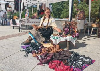 Opincile oltenești ajung în centrul atenției la Craiova! Cristina Daia, de la „Românii au talent”, își arată meșteșugul la festival