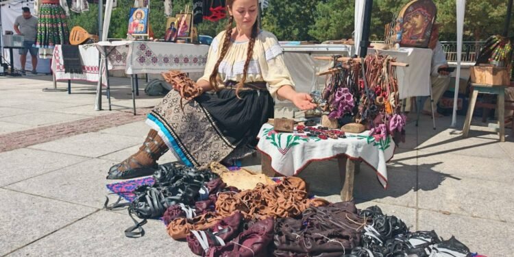 Opincile oltenești ajung în centrul atenției la Craiova! Cristina Daia, de la „Românii au talent”, își arată meșteșugul la festival