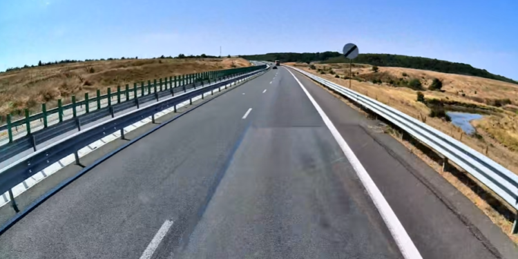 Alertă pentru șoferi pe DEx 12, între Pitești și Craiova: „Este o capcană!” Un camion a ajuns să fie tractat