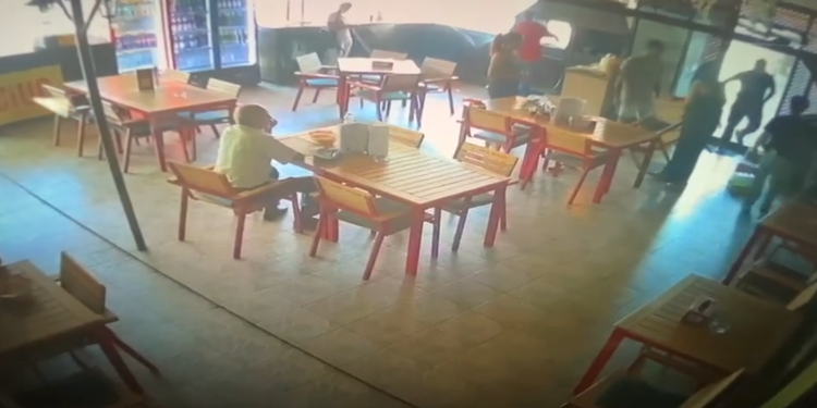 Cunoscut cântăreț, pus pe scandal într-un celebru restaurant