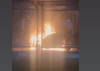 Bomba nopții la Craiova. Mașina furată i-a luat foc în trafic!
