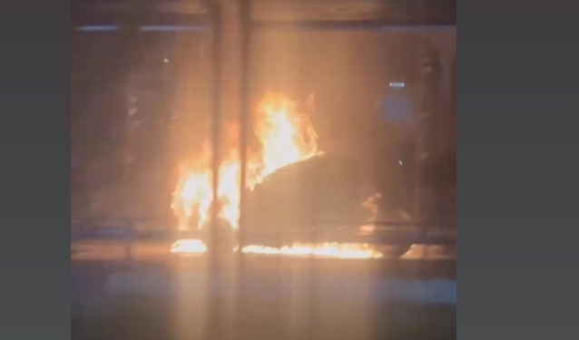 Bomba nopții la Craiova. Mașina furată i-a luat foc în trafic!