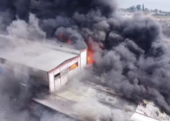 Incendiu uriaș la fabrică! Hala de 20.000 mp, cuprinsă de flăcări
