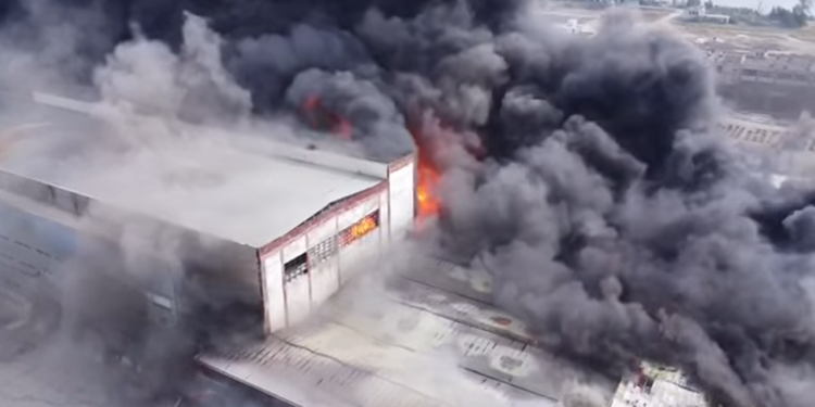 Incendiu uriaș la fabrică! Hala de 20.000 mp, cuprinsă de flăcări