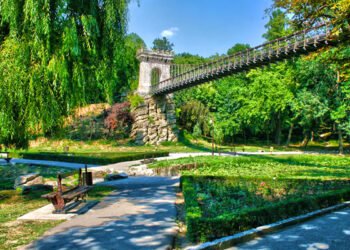Parcul Nicolae Romanescu își spune povestea într-o expoziție specială la Craiova. Medalia de aur de la Paris, cărți poștale rare și schițe originale