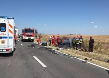 O femeie a murit după ce două mașini s-au izbit violent