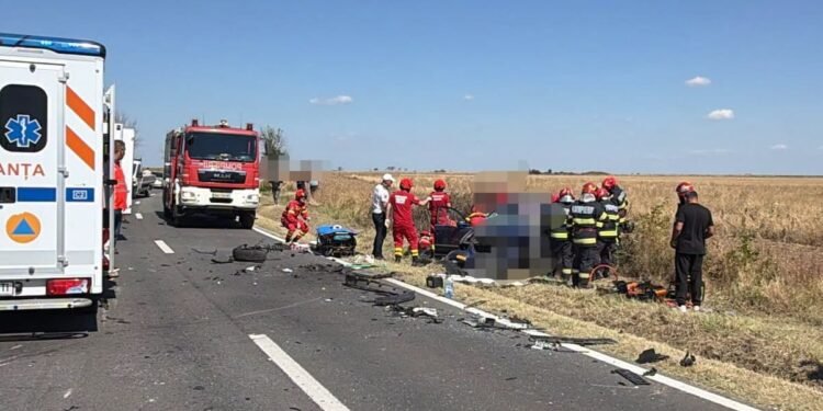 O femeie a murit după ce două mașini s-au izbit violent
