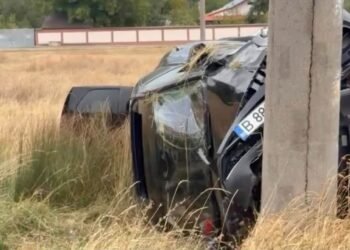 Mașină răsturnată pe DN 67! Mergeau la o nuntă, dar au ajuns la spital