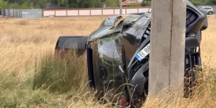 Mașină răsturnată pe DN 67! Mergeau la o nuntă, dar au ajuns la spital