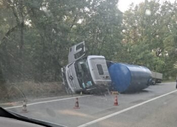DN 67, blocat! Autocisternă răsturnată pe șosea, șoferul are nevoie de îngrijiri medicale