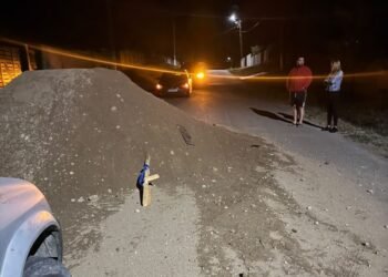 Morman de nisip lăsat în drum. Un șofer și-a făcut praf mașina după ce a intrat în grămadă