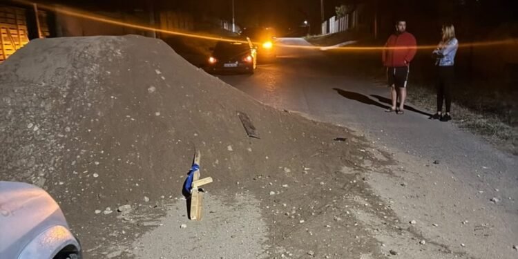 Morman de nisip lăsat în drum. Un șofer și-a făcut praf mașina după ce a intrat în grămadă