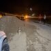 Morman de nisip lăsat în drum. Un șofer și-a făcut praf mașina după ce a intrat în grămadă