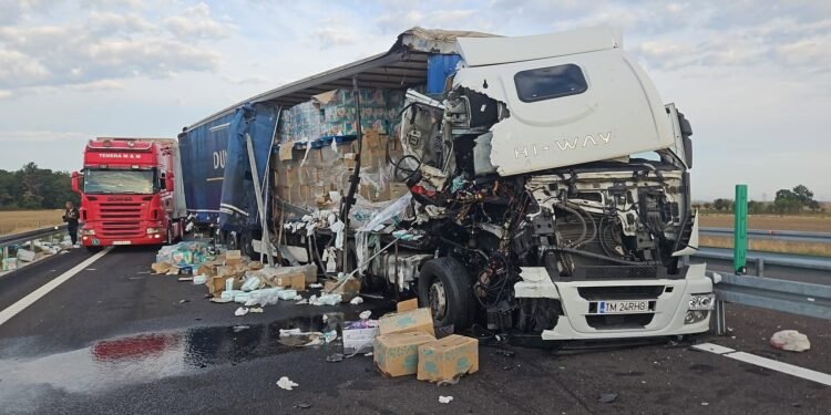 Accident cu două TIR-uri pe DEx12! Sensul Craiova–Pitești, închis temporar. Traficul este dat peste cap