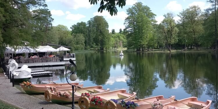 Ultima zi pentru plimbările cu barca pe lacul din Parcul Romanescu
