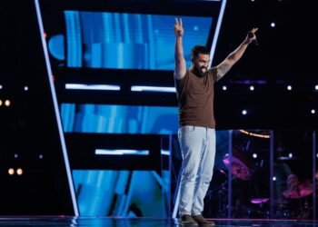 Craioveanul Bogdan Mișcoci a făcut senzație la Vocea României. Smiley a apăsat „A doua șansă”