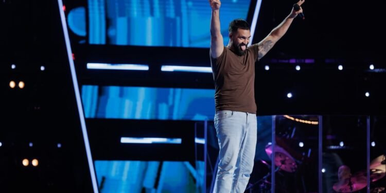 Craioveanul Bogdan Mișcoci a făcut senzație la Vocea României. Smiley a apăsat „A doua șansă”