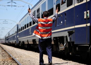 Proces pentru banii de weekend ai angajaților CFR, anulat de Tribunalul Dolj. Sindicatul nu a dovedit că îi reprezintă pe salariați