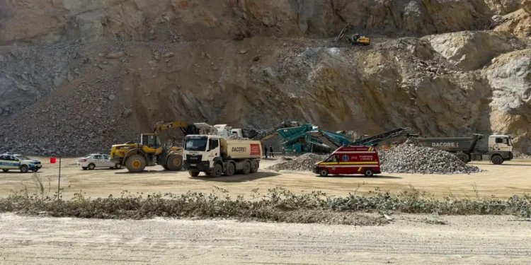 Excavatorist lovit de o volă care mergea cu spatele