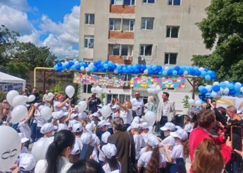 Transport școlar gratuit pentru elevii de la două școli din Craiova